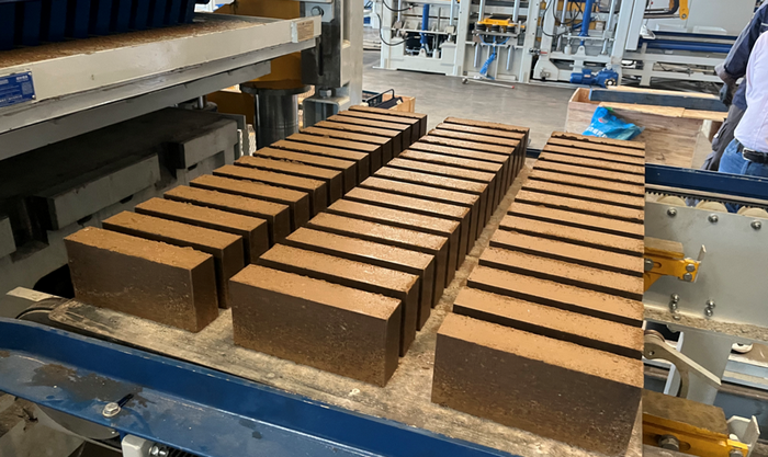 ZN1500 पूर्णपणे स्वयंचलित वीट बनवण्याचे यंत्र पूर्व चीन क्लायंटला स्लज रिसोर्स युटिलायझेशनमध्ये सक्षम करते